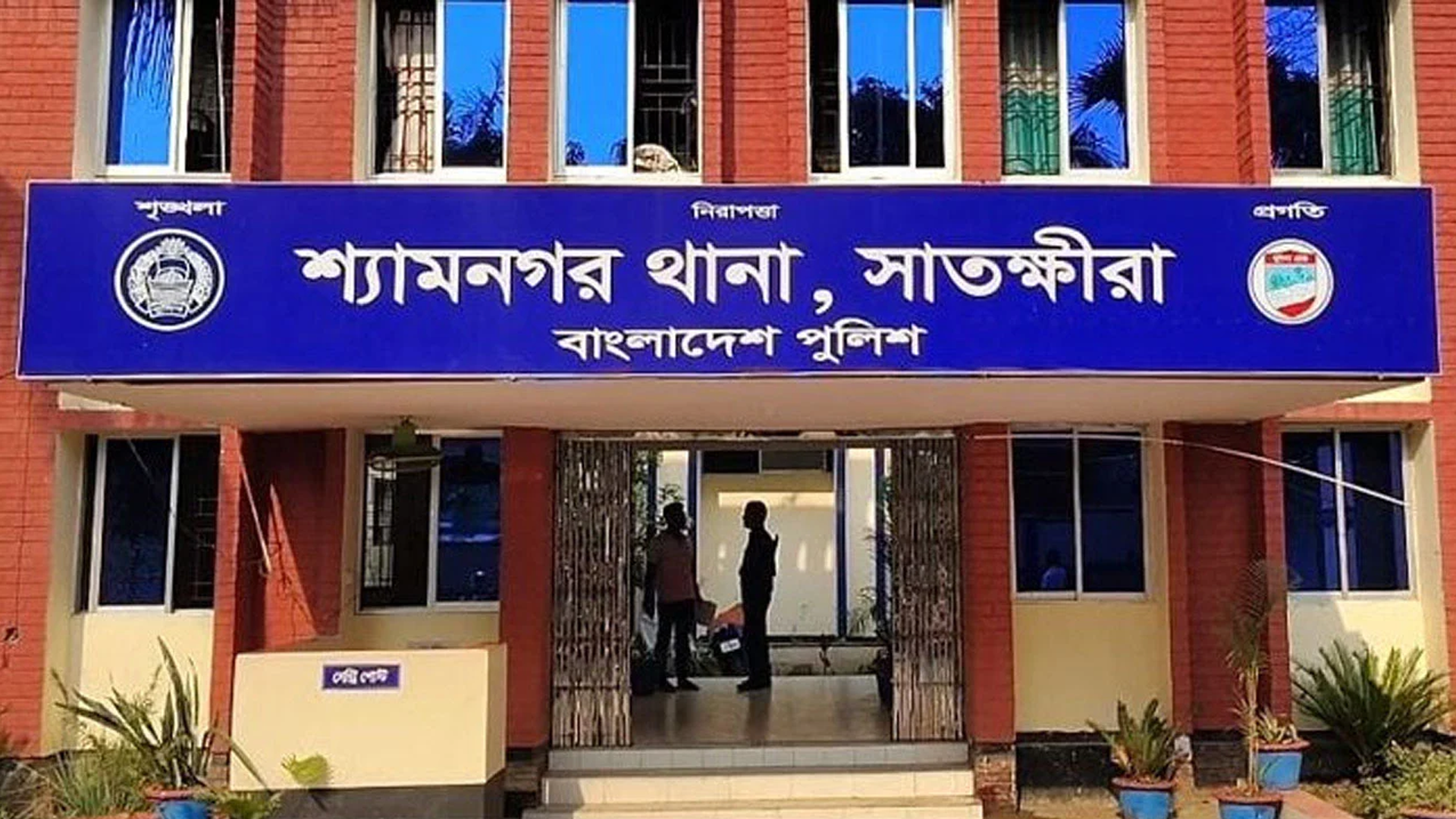 জ্বালানি কাঠ ভাঙতে গাছে উঠে পুকুরে পড়ে প্রাণ গেল গৃহবধূর